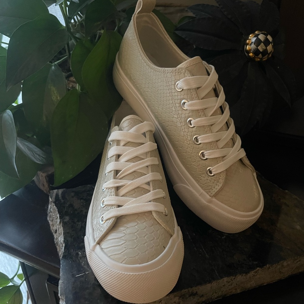 New York & Company Aubrey Sneaker